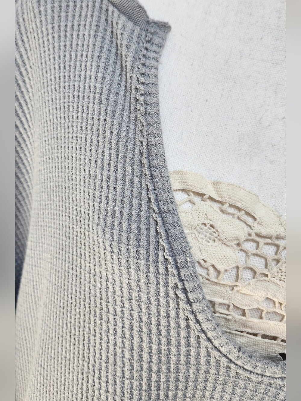 WE THE FREE Oversized L/S Grey Thermal Top EUC Like New - Picture 8 of 12